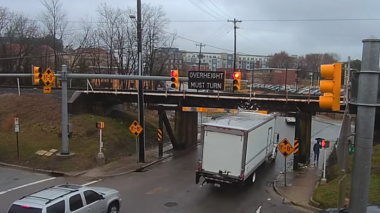 Αυτή η γέφυρα είναι ο «δήμιος των φορτηγών»